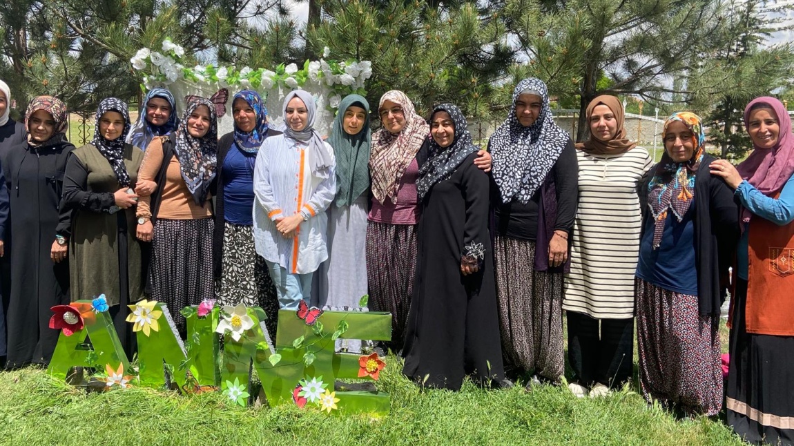 1. Sınıf Öğretmeni Mihirban Şafak Hocamızın Velileri İçin Hazırladığı Anneler Günü Etkinliği